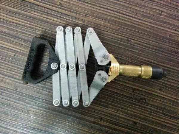 hand revetting machine