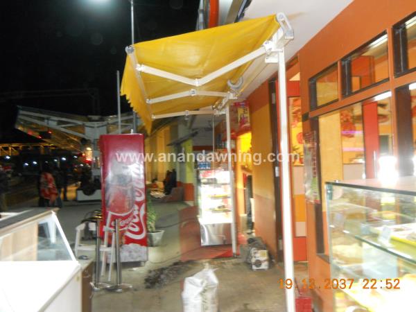 We are occupied in providing our customers a high quality array of Folding Shade. The offered shade is designed as per the set industry rules using quality accepted raw materials. Keeping in mind the varied needs of our customers, we offer the whole range in various sizes, shades and other related specifications.Features:Temperature resistanceDurable finish standardHigh strength