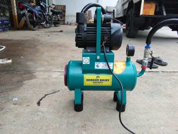 This Milking Machine Mini is used to 4 to 5 cows for milking. Its a pulsator type. So no blood wont come from the cow, And its safer to cows..