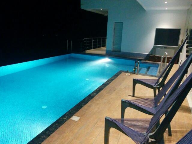 Vanishing Edge Pool