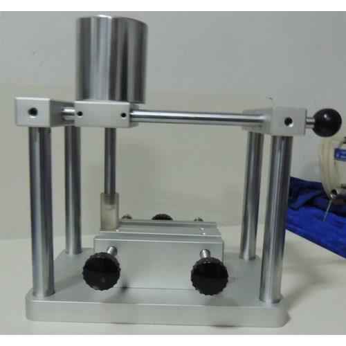 Side Crocking TesterApplicationSide Crocking Tester, to determine and evaluate the amount of color transferred from the side and edge surface of a belt by rubbing.Side Crocking Tester can be applied to the surface of a belt that are made from plastics, leather, and textiles made from all fibers in the form of yarn or fabric whether dyed, printed or otherwise colored. with a timing device which is a minimum resolution of 0.1 second.SpecificationClamp: 104mm long.Top load weight: 3.0 lb. Included Accessories:ClampTop load weighWeight 10KGDimensions 115x100x150 mm(LxWxH)