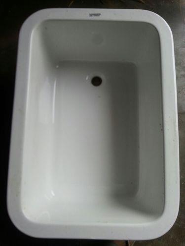 We are supplier of Laboratory Sink with below details.Features:Made in ceramicAcid resistantChemical resistantDifferent dimensions available