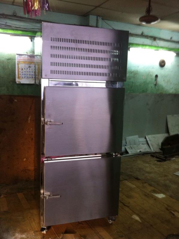 ss chiller /freezer is made out of ss 304/202 grade, 20 & 22g sheets. emerson made cooling system is fixed for cooling.