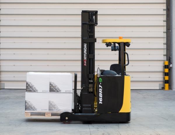 HYUNDAI WAREHOUSE EQUIPMENT REACH TRUCKS