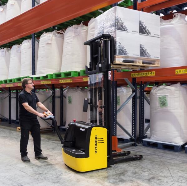HYUNDAI MATERIAL EQUIPMENT 15ES PALLET STACKER 