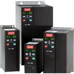 The VLT® 2800 series are among the smallest multi-purpose drives in the market, designed for space saving side-by-side mounting. Choose to have it with Motor Coils, RFI fi lter, LC+1B fi lters e.g. The VLT® 2800 is designed as an advanced and versatile drive, yet easy to operate. Quick menu includes all basic parameters needed for commissioning the drive, off ering fast installation and service.