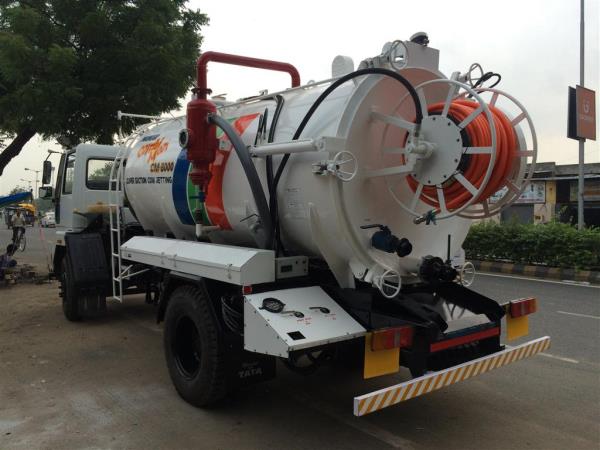 HIGH PRESSURE JETTING CUM SUCTION MACHINE