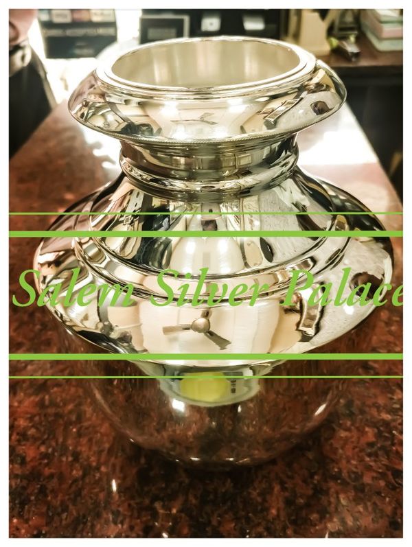 Silver Plain kudam 420 gms weight. 2litres capacity. Available in normal melting standards, 80 hallmark standards, 83.5 hallmark and 92.5 hallmark standards. For wholesale orders contact us.