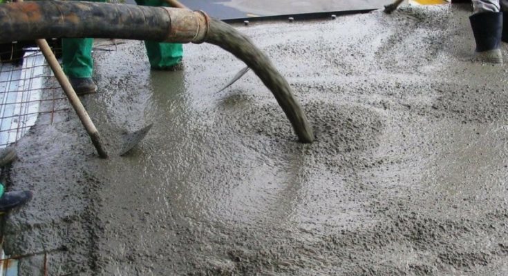 That is able to flow under its own weight and completely fill the form-work, even in the presence of dense reinforcement, without the need of any vibration, whilst maintaining homogeneity.