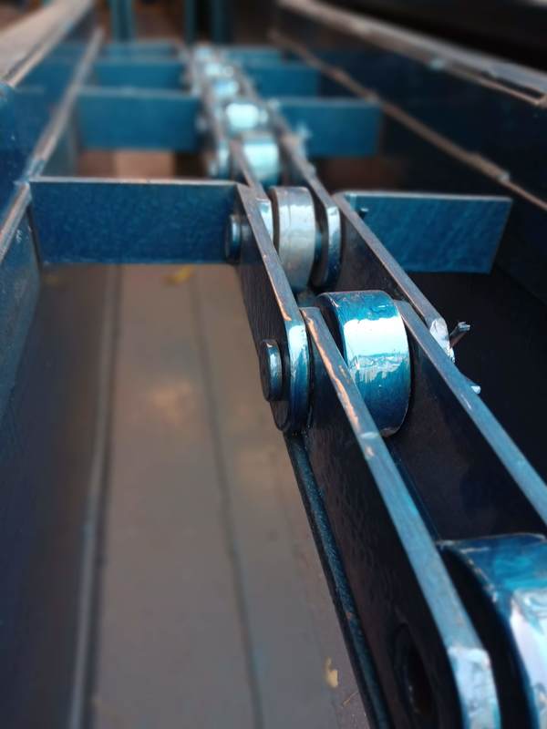 Selecting the right chain for a given application is essential to obtain a long service life. From the pyramids to the railway revolution, muscle-power of men and animals has moved goods and materials, but throughout history, machines, however primitive, have played some part, becoming more and more versatile. Within the immediate past, mechanical handling has emerged as a manufacturing industry in its own right, of considerable size and with countless applications.For the great majority of applications KONQUER conveyor chain in its many variations, when fitted with suitable attachments, provides a highly efficient propulsion and/or carrying medium, having manyadvantages over other types. Roller chain has been employed asan efficient means of transmitting power and the principle was applied to conveyor chain giving the same advantages of precision, heat-treated components to resist wear, high strength to weight ratio and high mechanical efficiency.KONQUER conveyor chain is made up of a series of inner and outer links. Each link comprises components manufactured from materials best suited to their function in the chain. An inner link consists of a pair of inner plates which are pressed onto cylindrical bushes, whilst on each bush a free fitting roller is normally assembled. Each outer link has a pair of outer plates which are pressed onto bearing pins and the ends of the pins are then rivetted over the plate.