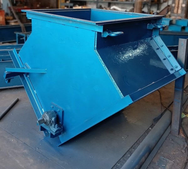 The FLSmidth gravity diverter gate provides leakresistantdiversion of bulk materials to either of twodelivery points. It has a center rotating vane assemblymachined for a close fit to the cast housing, and isused primarily where leakage must be minimized.The diverter gate offers high operating efficiencyand long life. Body, end plates, and gate are ruggedcastings, fully ribbed to ensure dimensional stability.The body and diverter gate are machined to closetolerances to prevent leakage and ensure smoothoperation. Bearings are of the non-lubricating type.Lip-type shaft seals provide gas-tight performance.Materials of constructionThis product is available in either Class 50 cast iron,319 aluminum, or 304 stainless steel. Bearings areOilite® bronze, and lip seals are nitrile. Other sealmaterials are available.