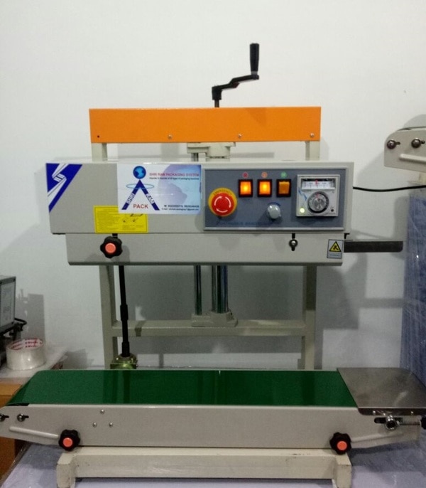 The FRB-770 Series of Band Sealer Allow for continuous uninterrupted sealing of bags in vertical positions. Each machine is equipped with electronic contact temperature sensor which maintain the required sealing temperature for the bag being sealed as well as variable conveyor belt speed control . FRB-770 is height adjustable model .Model : 5 kg 770 Power: 0.65kwBody : MS body Brand : Hualian