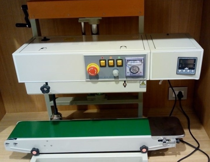 The FRB-770 Series of Band Sealer Allow for continuous uninterrupted sealing of bags in vertical positions with nitrogen gas flushing . Each machine is equipped with electronic contact temperature sensor which maintain the required sealing temperature for the bag being sealed as well as variable conveyor belt speed control . FRB-770 is height adjustable model .Model : 5kg With nitrogen Capacity : 100g to 5Kg