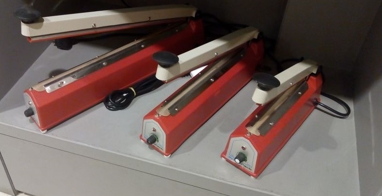 Hand sealing machine is ideal for sealing hand sealable poly pouches. It can be used for packing solid based, paste based and liquid based products. Ideal for use in shops, bakeries, packaging products. It is hand operated, impulse sealing. It gives a sealing length of 8,12, 18, 24