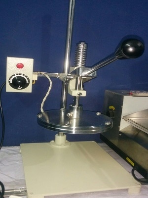 The Hand Operated Foil Sealing Machine has temperature control for accurate sealing application for cup or glass sealing machine for packaged drinking water cup sealing machine and small jar foil sealing machine.Model : 150 mm dia