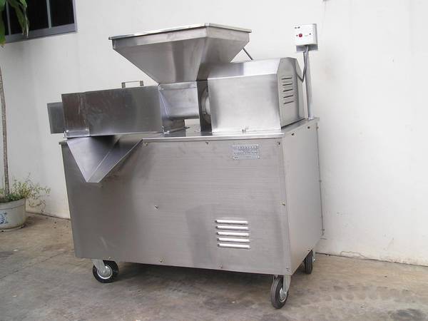 it is designed to squeezes the coconut milk from desiccated coconut powder.capacity of machine: 50-100 lit\hr,250 lit\hr,500-600 lit\hr.material: SS 304 FOOD GRADE