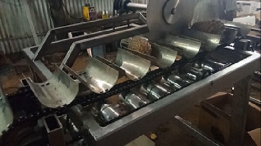 Cutting off the top and tail of your pineapple (perfectly straight) is a crucial step before you peel and core your pineapple. This machine Tops and Tails your pineapple with precision. Serrated holding strips and cutting knives keep the pineapple secure and the cut clean.