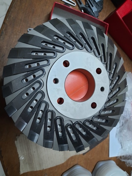 we offer paper trimmer with replaceable blades. The body is made of high grade alloy steel duly heat treated ground and surface coated. The blades are either made in brazed carbide or full tungsten carbide. These cutters are available in clockwise and anti clockwise cutting directions depending on customer requirements. The size of the cutter ranges from Diameter 200 mm to diameter 350 mm. These cutters are commonly used in paper industries.