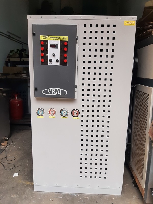 15 TR WATER CHILLER7.5+7.5 TR 2 COMPRESSOR OF COPELANDLUBI 1.5 HP WATER PUMPSS 304 TANK 