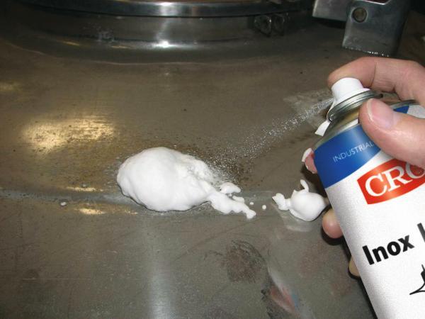 Water based, foaming cleaner for degreasing and cleaning shiny metal surfaces.CRC Inox Kleen is NSF A7,C1 registered for use in the food industry. It eliminates fingerprints, watermarks, dust and dirt from stainless steel. It leaves a protective non-greasy barrier for a long-term original aspect and provides metal surfaces with a long-term staining and contamination resistance. CRC Inox Kleen is also suitable for aluminum, chrome and most plastics (test prior to use).3M 70071313558 Stainless Steel Cleaner and Polish3M Stainless Steel Cleaner3M Stainless Steel Cleaner and Polish - 3M India3M Stainless Steel Cleaner & Polish3M SS Cleaner & Polish Spray