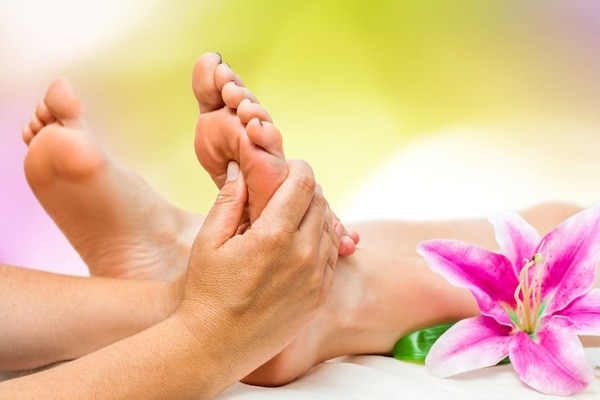 Foot Reflexology is a type of massage that involves applying different amounts of pressure to the feet. It’s based on a theory that Foot are connected to certain organs and body systems.
Foot Reflexologists believe that applying pressure to these parts offers a range of health benefits.