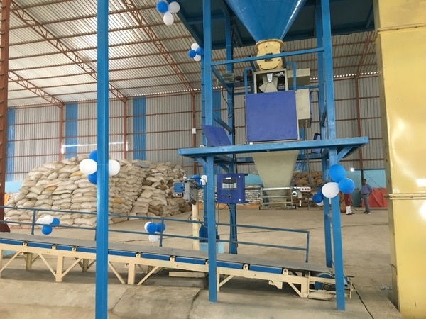 • Ideal for Whole Grains, Pulses, Sugar, Cattle & Poultry feed, Dry Sand, Fertilizers, etc.• Accuracy: +/- 0.2 % in weight.• Speed : 5-6 bags per minute(note: speed can be proportionally increased by multiple feeder systems)• Variants: a) 0-5 kgb) 5-25 kgc) 25-70 kg• Power supply: 240 volt AC, 50 Hz.• Gate operation : Pneumatic• Air Pressure 6-8 kg• Weighing Principle: Load cell based(2 or 3 load cell)