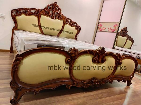 wooden carving classic king size double bed nice carving look is good cot size 7x6