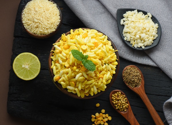Lemon Bhel is a combination of crackly bhel whipped with citrusy juice of fresh lemons. Its tangy taste will satisfy your taste buds and will crave you to have more and more of it. At the same time it is a healthier option as it has fewer calories and is considered as diet food.