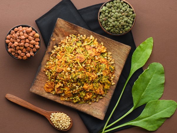 Roasted chiwda is a quick and easy tea time snack made with flattened rice. As this is roasted chiwda so it is much healthier than other deep fried snacks. Also as you take a spoonful into your mouth you can experience a savory aroma and flavour. You can also add dry fruits, peanuts and few spices to make it more tastier and healthier.