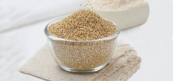 Quinoa seeds are a great alternative to junk food and unhealthy snacks. They keep your mouth busy and stomach filled in between meals without compromising your fitness goals. Gluten-free and rich in amino acids, it is among the best mukhwas out there to freshen your mouth and also have something healthy in the process. FoodSpot’s quinoa seeds mix is high in protein content, having 8.14 grams of it, 3.55 grams of fat and 39.4 grams of carbohydrate per unit. It provides a total energy of 222 kcal per unit.Benefits:        Good source of calcium, iron and magnesium and therefore good for bones and blood        Provides vitamin B and E in great amounts        Rich in antioxidants and fibre        Helps control blood sugar levels