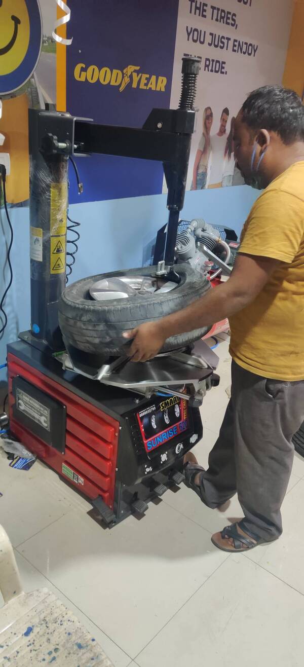 WE HAVE THE LATES MACHINES TO GET YOUR TYRES FITTED IN NO TIME. OUR MACHINES AND STAFF ARE ADEPT AT HANDLING BIKE, CAR, COMMERCIAL VEHICLE TYRES AND EASILY COVER RFT AND NON-RFT TYRES .