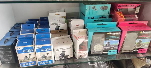 SEVERAL TYPES OF CAR MOBILE HOLDERS AVAILABLE IN A VARIETY OF OPTIONS.