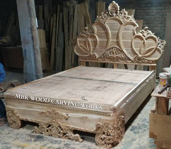 wooden teakwood maharaja double bed best quality teakwood and nicely handmade carving design size 6.5x7fet complete with polish any color of polish