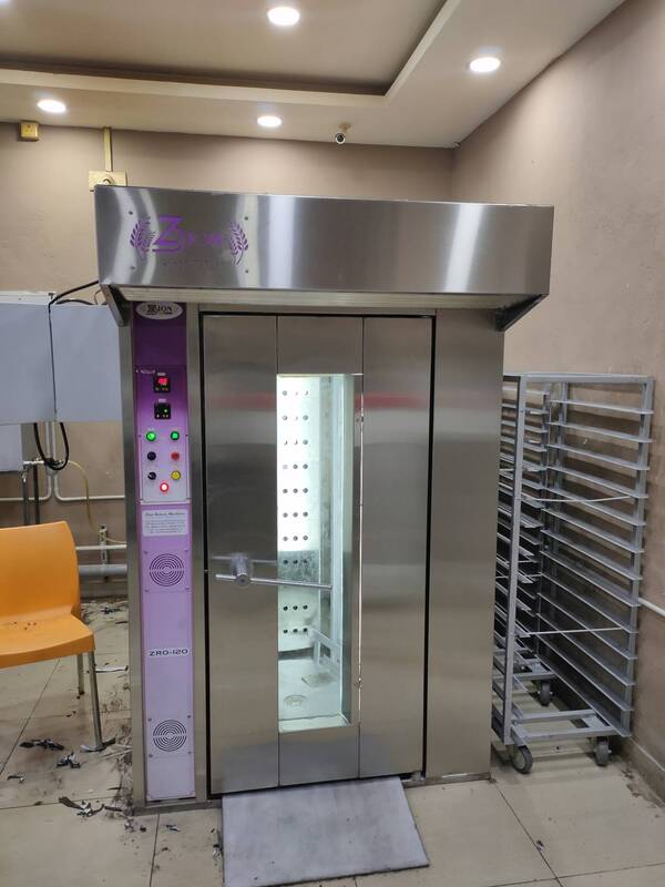 Product Details:Power Source:	ElectricBaking Capacity:	12 traysMachine Body Material:	Mild steelOperation Mode:	Semi-AutomaticType:	Bakery OvenPower(KW):	2.6KWVoltage(Volt):	220V