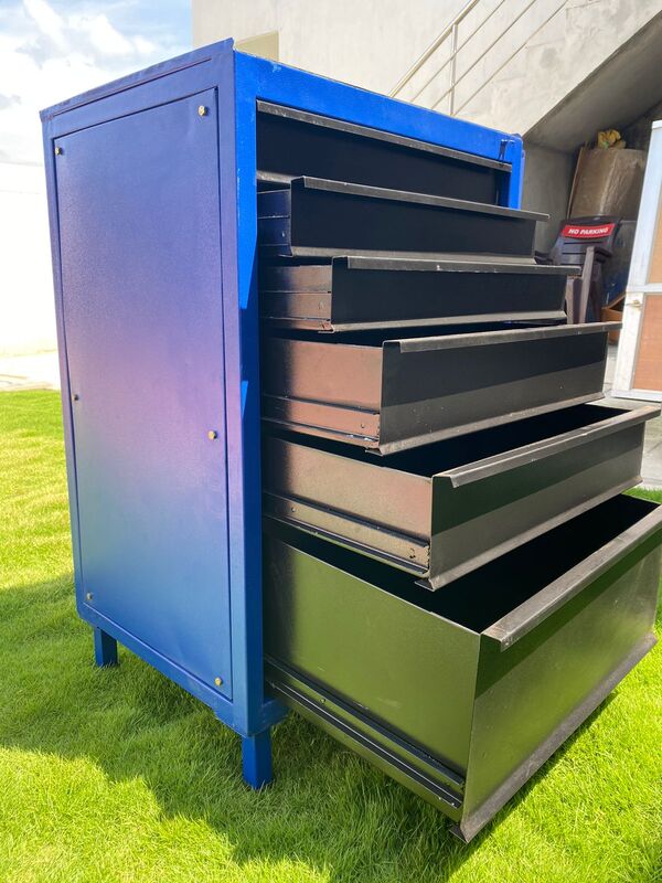 A tool trolley is a cart-like device that helps categorize, carry, and safeguard various tools. Tool trolleys are particularly useful for professional craftsmen, such as builders, carpenters, and machinists, who have a large amount of equipment to organize and tote around.