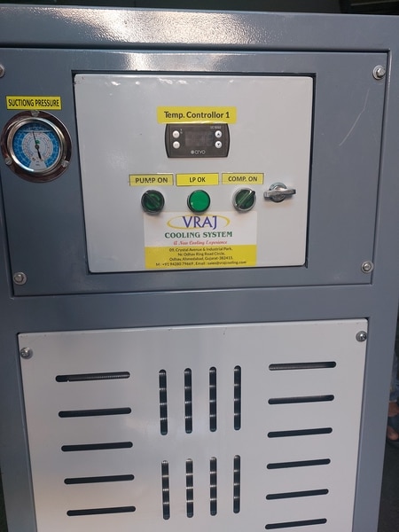 1 TR INDUSTRIAL WATER CHILLERSingle Phase Emerson-Copeland CompressorPHE or Cooling Coil type Heat Exchanger 0.5 HP Water Circulation Pump of Lubi makeMS Body with powder coatingSS-304 Water Storage Tank of 30 Liter with Nitrile InsulationsFavelle Make Axial Fan of 350 MM