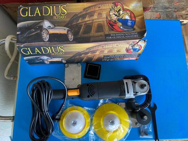 Gladius is a series of high-quality semi-professional machines from Ma-Fra. Gladius R56 is a strong rotating polisher with 150mm large mounting plate. This is a machine that should be used when it comes to proper rough polishing on scratched cars. Rotating is difficult when it comes to worn lacquers that require proper handling.