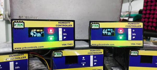 Usage/Application PIDType Digital Humidity ControllerPole Type Single PoleThrow Type Single ThrowFrequency 50-60 HzVoltage 230V (AC)Being a well-distinguished company in the market, we are into offering Humidity Controller.