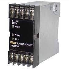 1. Discription:Stabmon is customized protection unit for 3-phase ac stabiliser. It is housed in strong & sleek m.s.enclosure. It operates on 230 V, 1 phase ac supply. Status & Fault LED display is provided on theunit and is very useful during commissioning and fault finding. Over load adjustment over 95% to105% of rated current, is provided on the unit. Local Reset Switch is provided to reset Stabmon afterit trips on fault. A toggle switch is provided to enable and disable ‘Single Phasing Protection’ andits status is indicated by the two-color LED.2. Operation:Stabmon require 230 V, 1 phase ac supply for its operation. 3-phase supply enters the unit atterminals Rs, Ys & Bs and leaves from terminals Rl, Yl & Bl for connection to load. Phase currentof each phase is monitored continuously. So long the current is present in all the three phases and isbelow the set limit, control relay inside is in energised state. Mains, Load and Fault LEDs arelighted. Status of ‘Single Phasing Protection’ is indicated by last LED. When the switch on the rearpanel is pressed, this LED becomes red and when that switch is released, color changes to green.3. Time-delayed Overload Protection :When any of the phase current exceeds preset limit for more than the permitted preset time (5sec.)continuously, Stabmon switches off internal control relay and latches it in this state. ‘Overload’ LEDlights. ‘T.DLY’ LED lights as soon as overload takes place and stays on till it last or till the elapse ofthe preset time, whichever is earlier. Overload adjustment is provided to adjust trip level from 95%to 105% of the rated current.4. Single Phasing Protection :Each phase carries current under normal condition and Stabmon continuously monitors it. Internalrelay remains energised so long all the three-phase carry current. However, when either one or twophases become open, internal relay switches off and is latched in this state. ‘Single PhasingProtection’ feature is different from the one understood conventionally. This is so because ACstabiliser is required to feed different loads from its phases and, therefore, currents in the phasescould be different. In extreme case, it may be required to operate with current in its one or two phasebeing zero or below the minimum sense level set for the circuit. In such case, Stabmon will notpermit its operation. Loads may be switched on/off randomly and this can cause load current to dipMICRO CONTROLS2below the minimum sense level momentarily. A short time delay of 2-3 sec. is provided to allowoperation with such short lasting dips in phase current.5. Reverse Phase Sequence Protection :Phase sequence of the 3-phase supply is continuously monitored. If the sequence is normal, Stabmonrelay stays in on state. However, whenever this sequence becomes reverse, relay switches off andstays off until sequence is corrected by interchanging any of the two phases. LED designated as‘REV. PH. SEQ.’ on the display, indicates this fault.6. Local Reset :Once Stabmon switches off internal relay and latches it in that state due to overload or single phasingfault, ‘Fault’ LED starts flashing and stabiliser is switched off. This state prevails until local resetpush button on the front panel, is pressed by operator.7. Calibration :Stabmon upto 10 Amps rating are directly calibrated and offered in our standard enclosures. For anyother higher current ratings, standard 5Amp Stabmon is calibrated with customer-specified auxiliarycurrent transformer.8. Status & Fault Display :Status & Fault display, is described below-Title DescriptionMains Lights when 230 V,1ph., ac supply is connected.Load Lights when one or more phases carry current.S. ing Lights when one or two phases are lost and current through thembecomes zero. It remains on even after tripping of Stabiliser, untilmanually reset by pressing local reset push button.O.Load Lights when current in any of the phases, exceeds preset limit beyondpreset delay (5 sec.). It remains on even after tripping of Stabiliseruntilfault is rectified and Reset Push Button is pressed.Rev.Ph.Seq. Lights when phase sequence is negative and remains on till it is madepositive by interchanging any of the two phases. It switches off onlyafter local reset push button is pressedT.DLY Lights as soon as current exceeds preset limit and remains on tillelapse of preset overload period or dropping of current below the limit.NOR- Steady This LED lights steady under normal condition and startsFLT - Blinks flashing after unit trips on fault.RED- S.ing Disabled This LED turns red when single phasing protection is disabledGRN- S.ing Enabled and it turns green, when single phasing protection, is enabled.