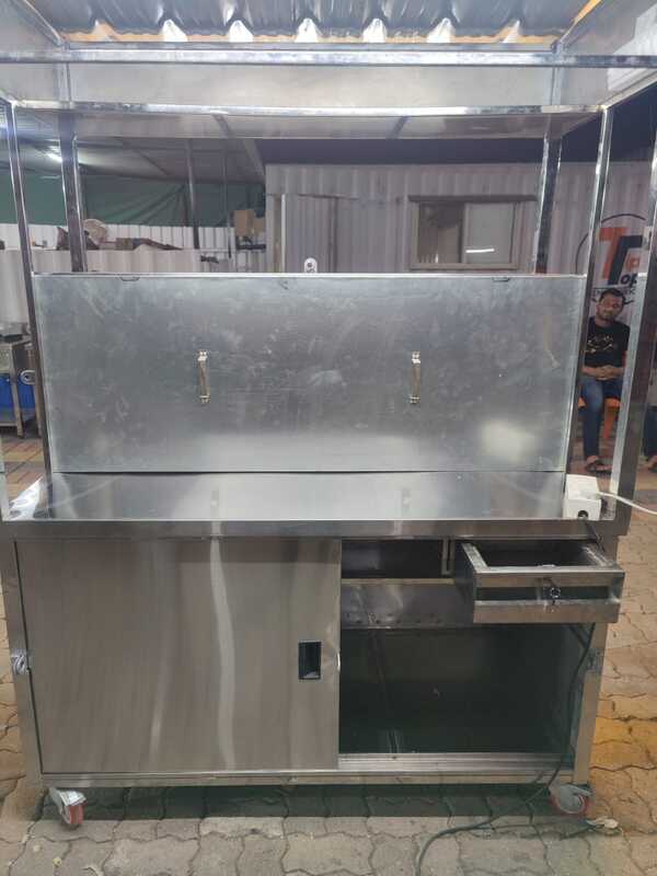 Material: Stainless SteelHeight :5-7 ftBody Thicknes :0.35-4.5 mmMade in IndiaSo as to uphold the standing we have built up, we are engrossed in presenting a broad compilation of Snack Stall. Features Fine finish Durable Exclusively designed.