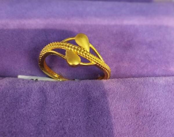 Gold Ledies Ring 