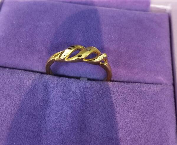 Gold Ledies Ring