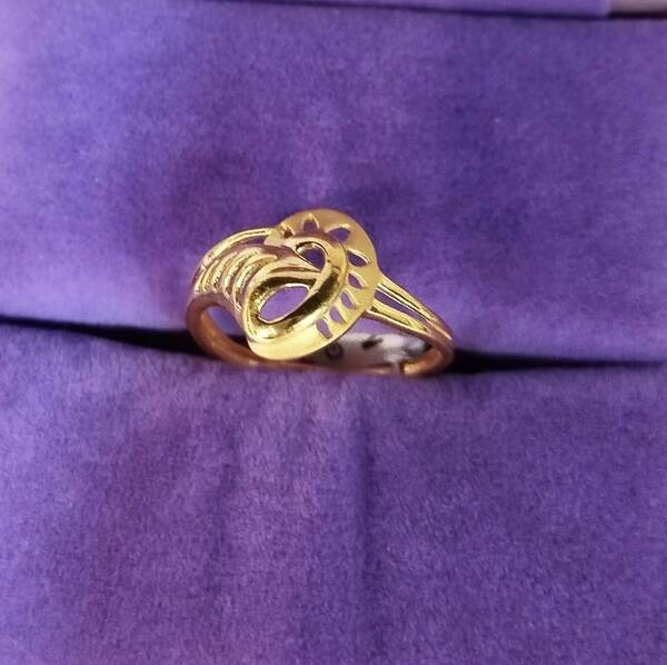 Gold Ledies Ring