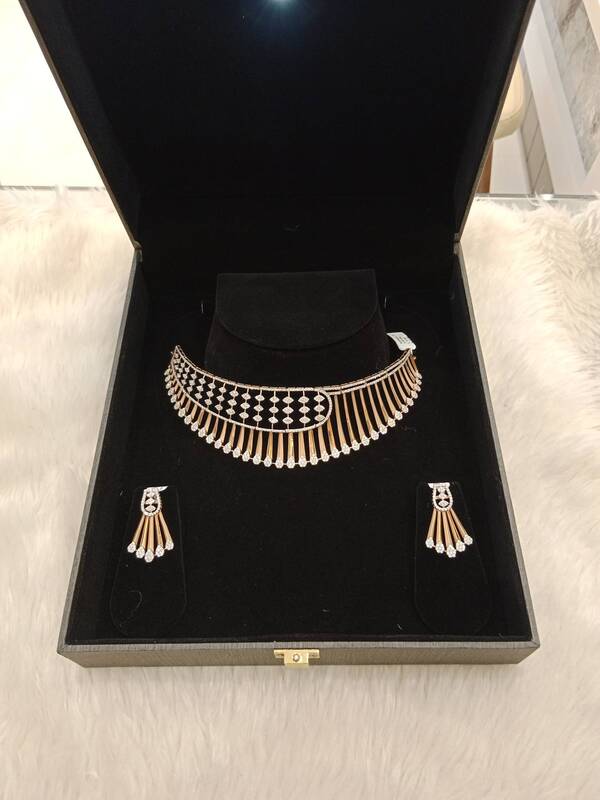 designer rose gold  chokar with earring on western look and for party wear 18ct bis hallmarked necklese 43gmearring.  12gm