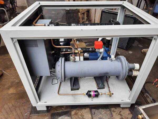 1. 3 Tr Emerson Recipe Type Compressor2. 3 Tr PLATE TYPE HEAT EXCHANGER ALPHA LAVAL MAKE3. 4 TR WATER COOLED CONDENSER SHELL, SHELL AND TUBE TYPE 5. 1 HP KIRLOSKAR MAKE WATER CIRCULATION PUMP6. SIEMESE MAKE PANEL SWITCHGEAR7. LP AND HP SWITCH OF EMERSON MAKE8. MS BODY WITH POWDER COATING 1 YEAR WARRANTY