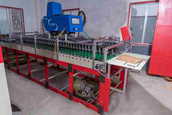 Bag feed width	18cm width to 45 cmHeight of the bag	24 cm height to 75 cmGazzet size	8cm width to 20 cmGluing system	valco melton hot melt systemNo of jet	3 jet gun with moduleMotor power	3 h.p 440v with a.c driveSensors	proximitty sensor 18mmDisplay	5'' fmi system for soft touchPIc module 	50 program memory capacityTotal power	6 h.p 440v (include hot melt unit)Production capacity	2000 no's/hr(approx)