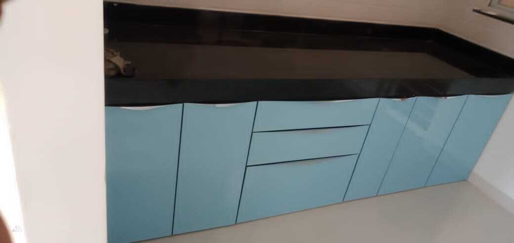 What is Laminate? Made by pressing together thin layers of flat paper and plastic resins, laminates are a composite artificial material, commonly used on modular kitchen cabinets. The upper layer is printed with a decorative pattern or colour.