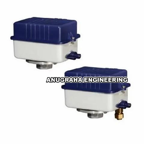 Brand IndfosCurrent Rating 7-15Media Type LiquidContact System Type SPDTElectrical Connection Screw TerminalsIP Rating IP54Ambient Temperature -20C to +70CWeight 1 kgElectrical Rating AC-3Country of Origin Made in IndiaMaterial ABSModel PSm 530 pressure switches are essentially designed for on off pressure control applications such as air compressors or water pumps to control their working between the minimum and maximum setting valves. At the maximum setting value, pressure switch contacts open and stops the motor. At the minimum value, pressure switch contacts close and start the motor.A diaphragm senses the change in pressure and actuate a triple pole contact switch, which enables control of 3-phase motors.