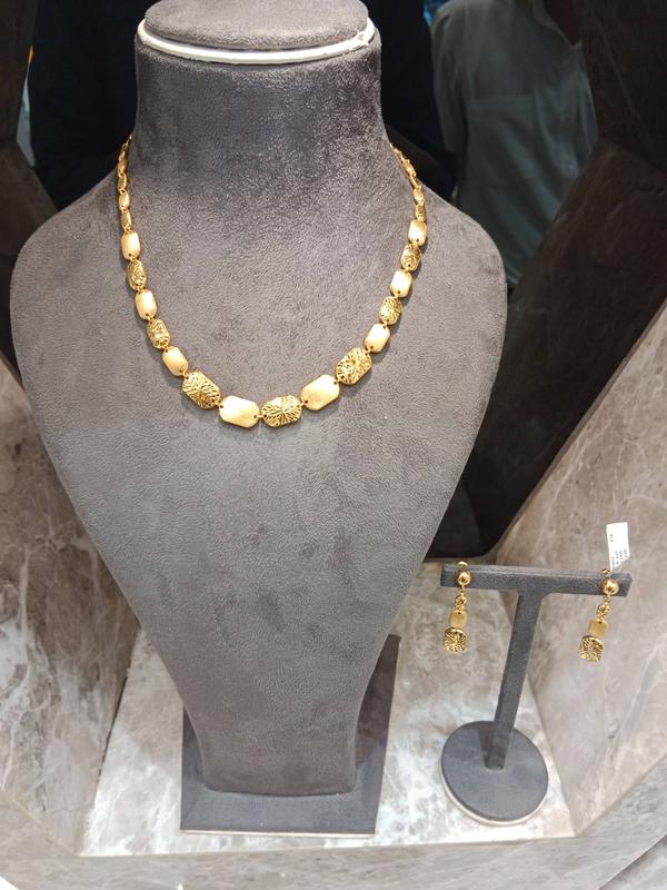 22 k 916 bis hallmark . mat and glossy finish chain    wt. 14.87 gram