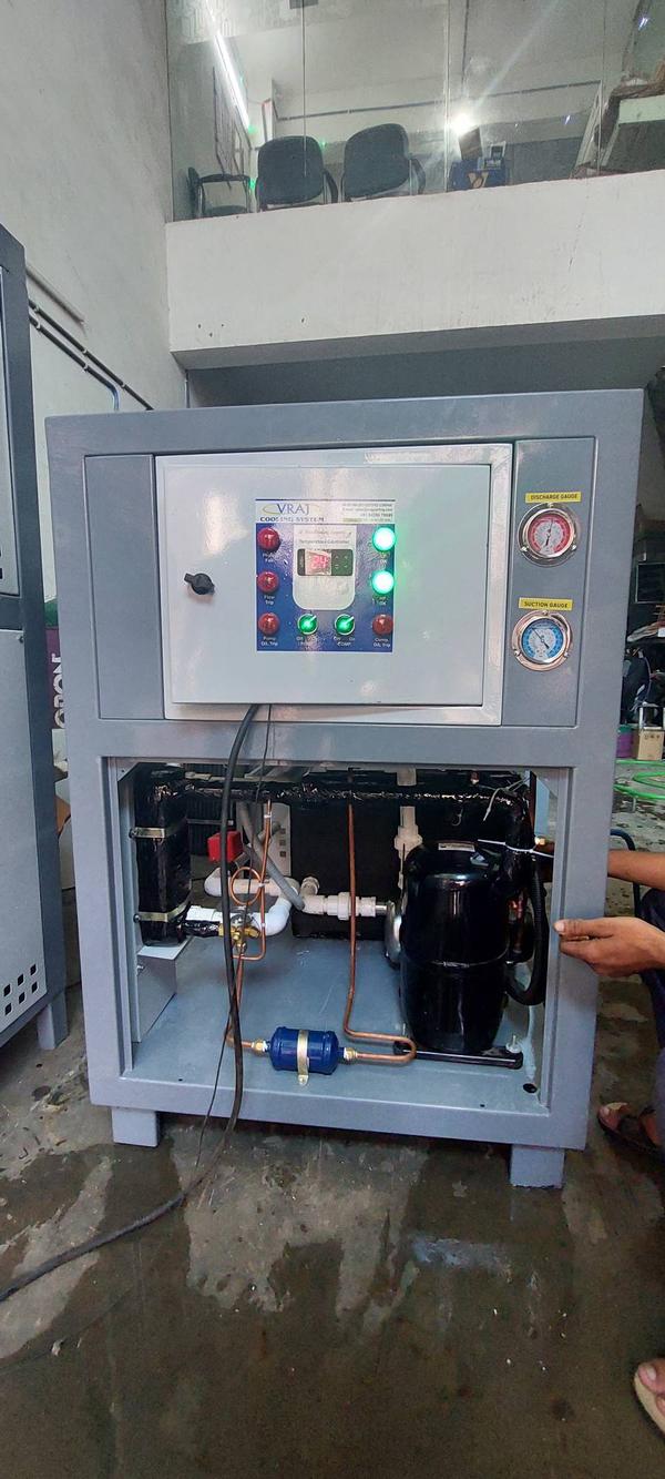 3 TR INDUSTRIAL WATER CHILLEREMERSON/ COPELAND 3 TR COMPRESSOR RECIPE TYPEMS BODY WITH POWDER COATINGSS-304 TANK CAPACITY OF 70 LITER1 YEAR OF FULL WARRANTYFULLY AUTOMATIC